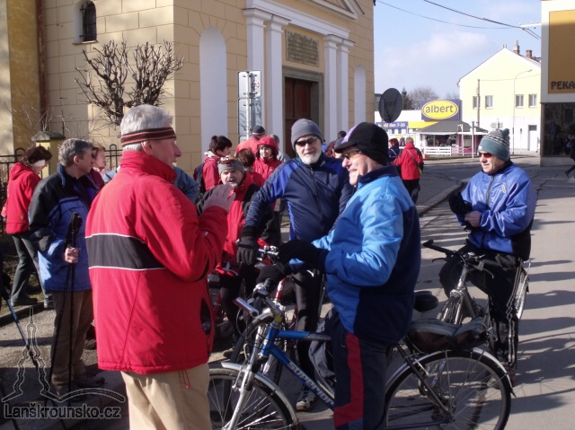 04_Schatime se_3_Prvni cykliste.jpg